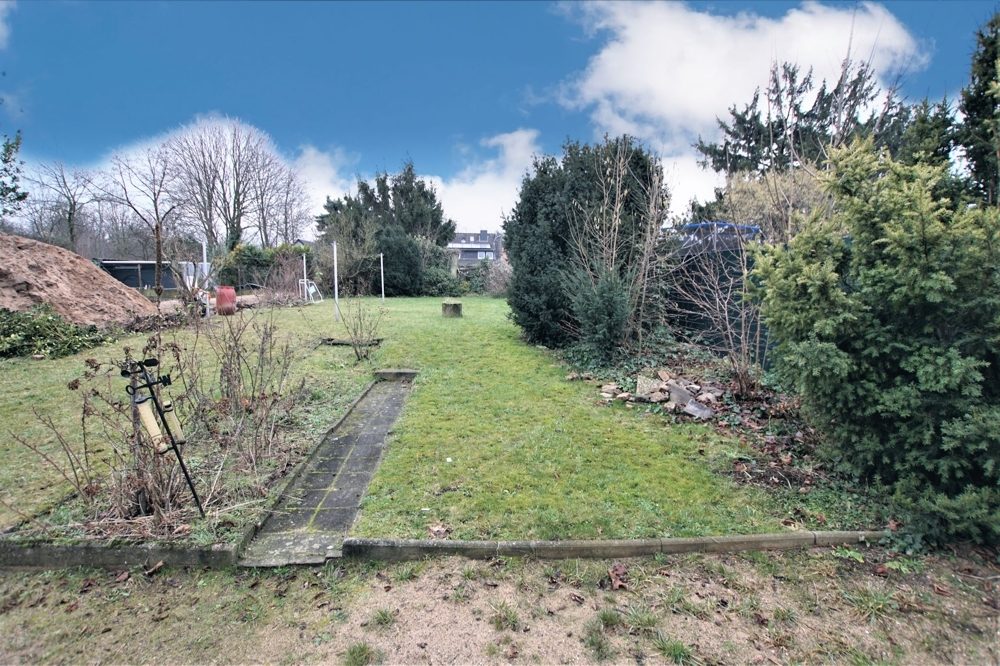 Immobilienangebot - Düsseldorf - Alle - 528 m² großes Grundstück mit Haus und Möglichkeit auf Vergrößerung oder Neubau nach §34 BauGB