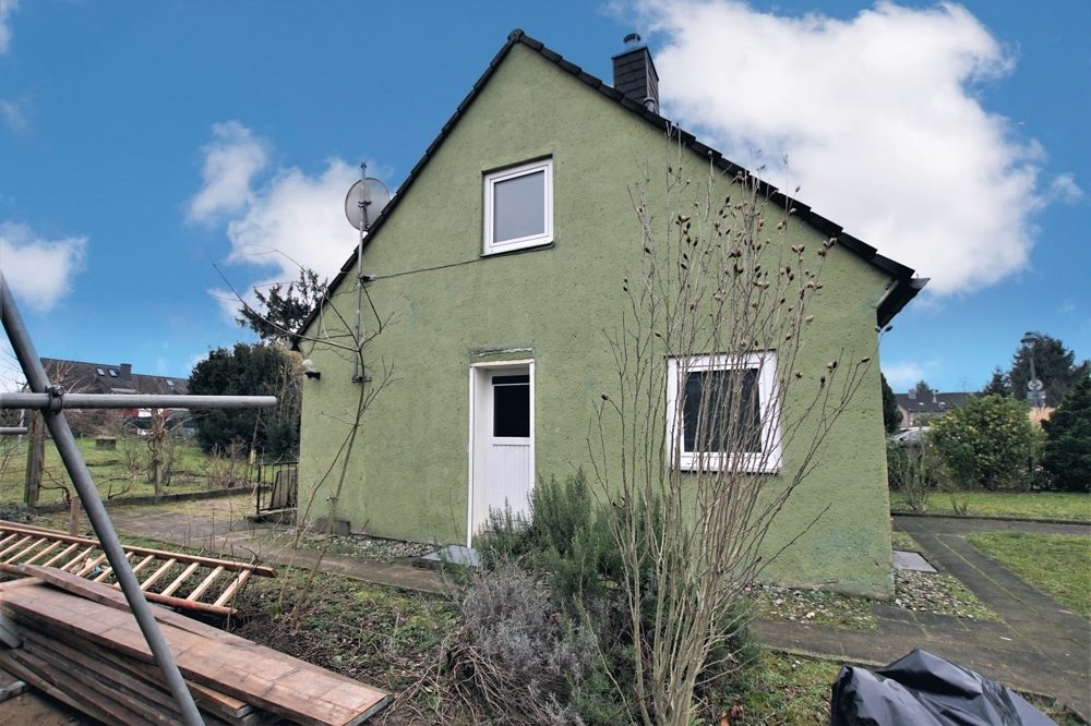 Immobilienangebot - Düsseldorf - Alle - 528 m² großes Grundstück mit Haus und Möglichkeit auf Vergrößerung oder Neubau nach §34 BauGB