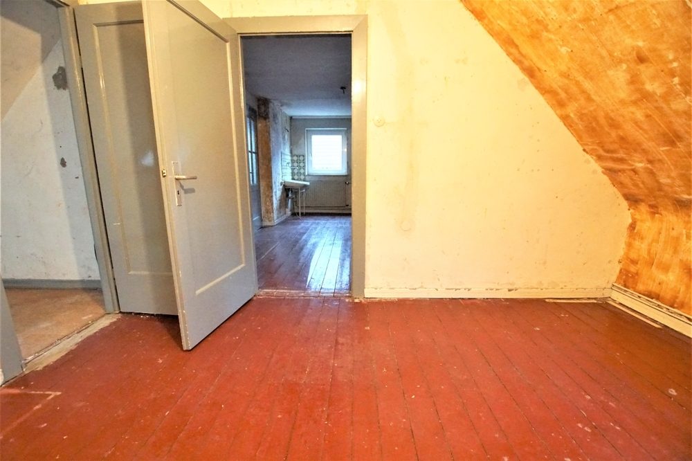 Immobilienangebot - Düsseldorf - Alle - 528 m² großes Grundstück mit Haus und Möglichkeit auf Vergrößerung oder Neubau nach §34 BauGB