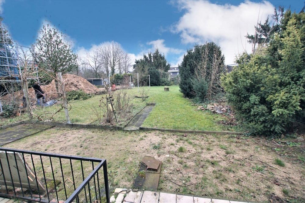 Immobilienangebot - Düsseldorf - Alle - 528 m² großes Grundstück mit Haus und Möglichkeit auf Vergrößerung oder Neubau nach §34 BauGB