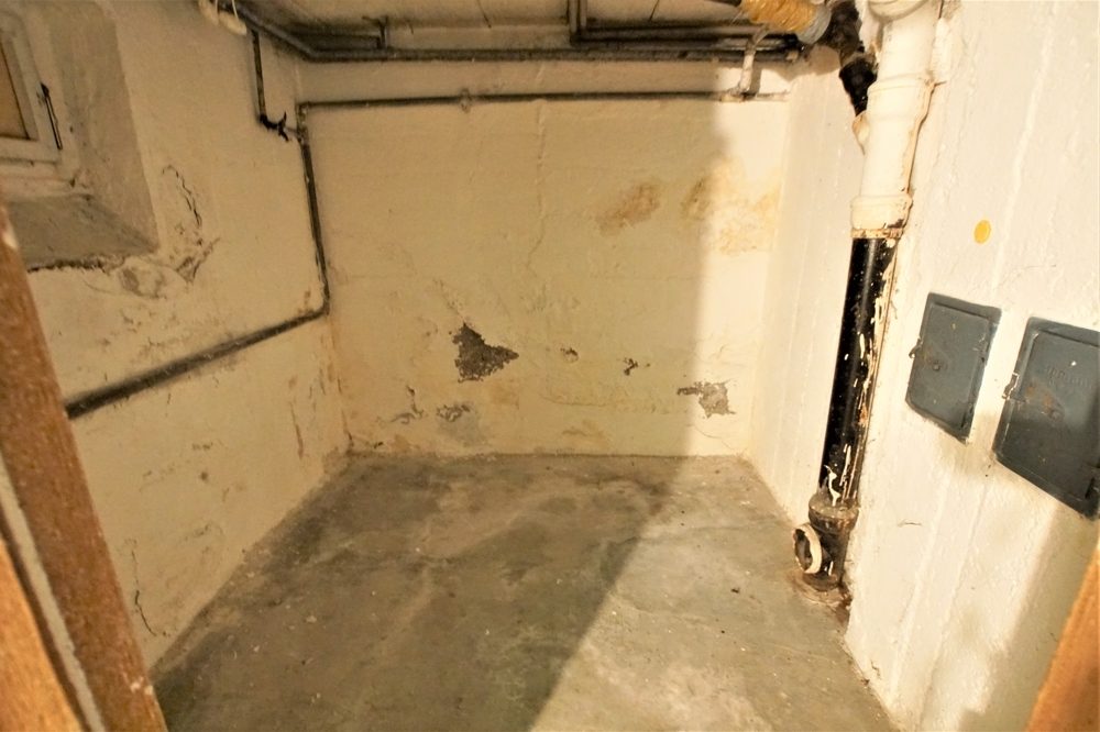 Immobilienangebot - Düsseldorf - Alle - 528 m² großes Grundstück mit Haus und Möglichkeit auf Vergrößerung oder Neubau nach §34 BauGB