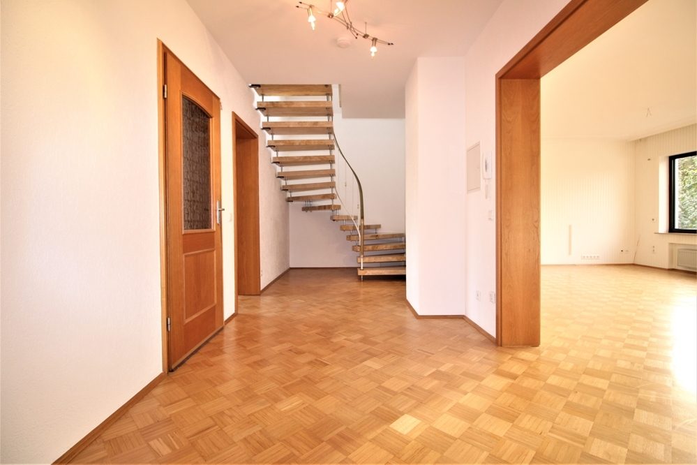 Immobilienangebot - Düsseldorf - Alle - Lichtenbroich: großzügige 4 -Zimmer Maisonette mit großer Terrasse und Stellplatz in ruhiger Lage