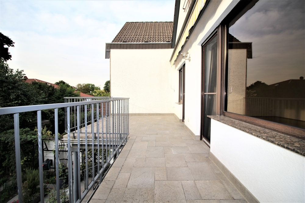 Immobilienangebot - Düsseldorf - Alle - Lichtenbroich: großzügige 4 -Zimmer Maisonette mit großer Terrasse und Stellplatz in ruhiger Lage
