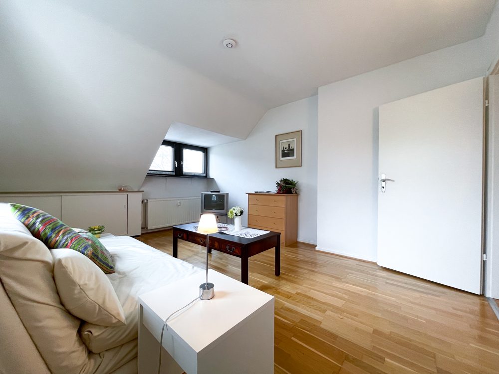 Immobilienangebot - Köln - Alle - Schöne, möblierte DG-Eigentumswohnung in 3-Parteien-Haus in Köln-Rath