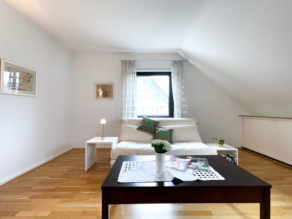 Immobilienangebot - Köln - Alle - Schöne, möblierte DG-Eigentumswohnung in 3-Parteien-Haus in Köln-Rath