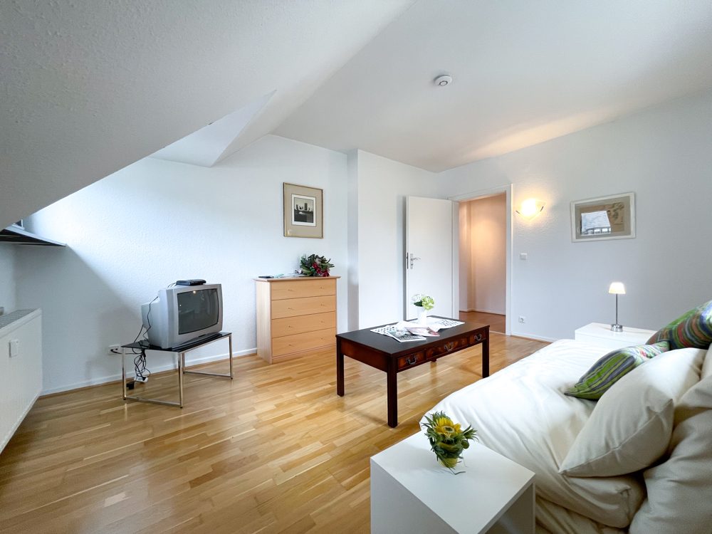 Immobilienangebot - Köln - Alle - Schöne, möblierte DG-Eigentumswohnung in 3-Parteien-Haus in Köln-Rath