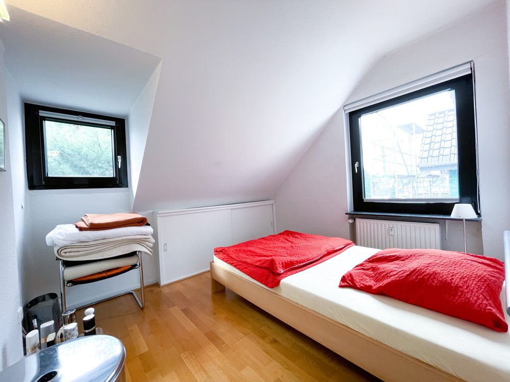 Immobilienangebot - Köln - Alle - Schöne, möblierte DG-Eigentumswohnung in 3-Parteien-Haus in Köln-Rath