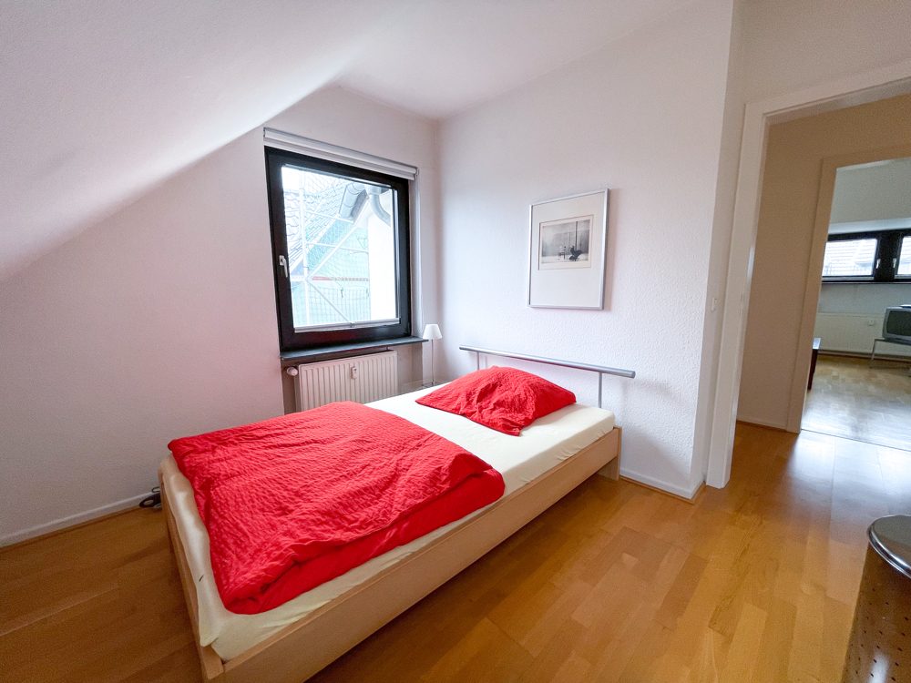 Immobilienangebot - Köln - Alle - Schöne, möblierte DG-Eigentumswohnung in 3-Parteien-Haus in Köln-Rath