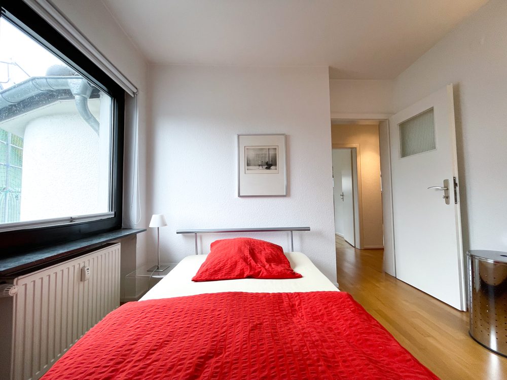 Immobilienangebot - Köln - Alle - Schöne, möblierte DG-Eigentumswohnung in 3-Parteien-Haus in Köln-Rath