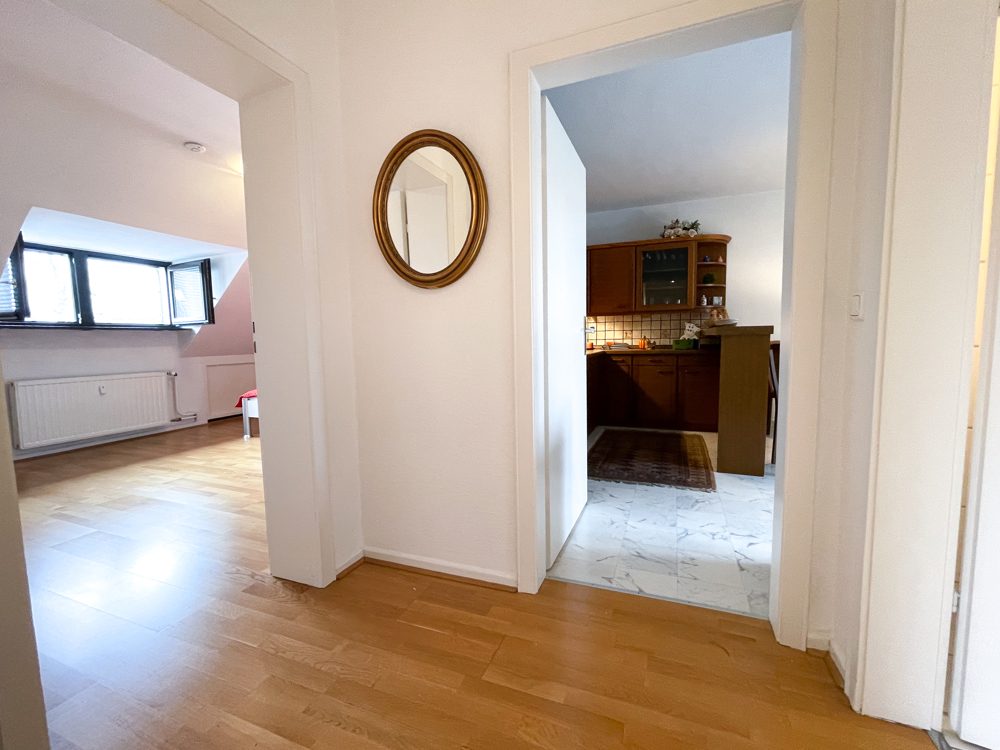 Immobilienangebot - Köln - Alle - Schöne, möblierte DG-Eigentumswohnung in 3-Parteien-Haus in Köln-Rath