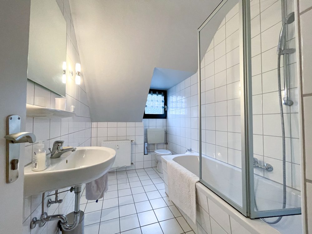 Immobilienangebot - Köln - Alle - Schöne, möblierte DG-Eigentumswohnung in 3-Parteien-Haus in Köln-Rath