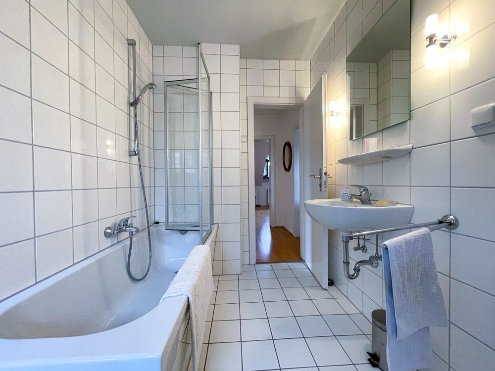 Immobilienangebot - Köln - Alle - Schöne, möblierte DG-Eigentumswohnung in 3-Parteien-Haus in Köln-Rath