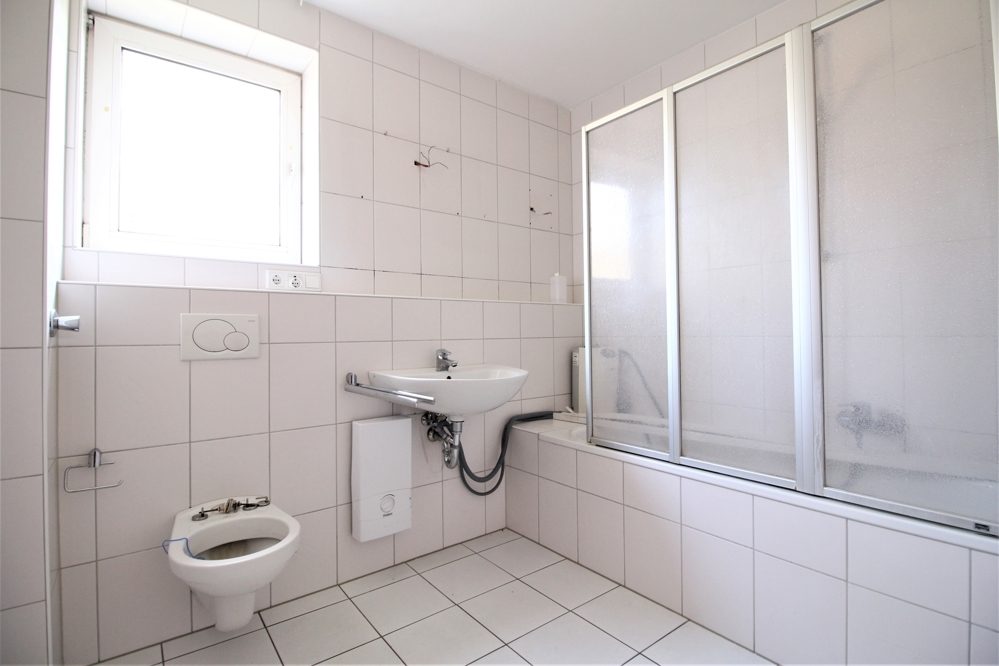 Immobilienangebot - Düsseldorf - Alle - gut geschnittene 2-Zimmerwohnung mit Balkon und Einzelgarage in ruhiger Lage in Düsseldorf-Benrath