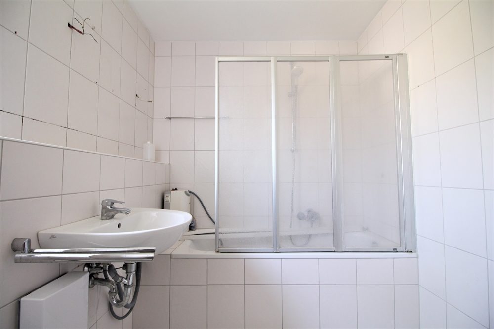 Immobilienangebot - Düsseldorf - Alle - gut geschnittene 2-Zimmerwohnung mit Balkon und Einzelgarage in ruhiger Lage in Düsseldorf-Benrath