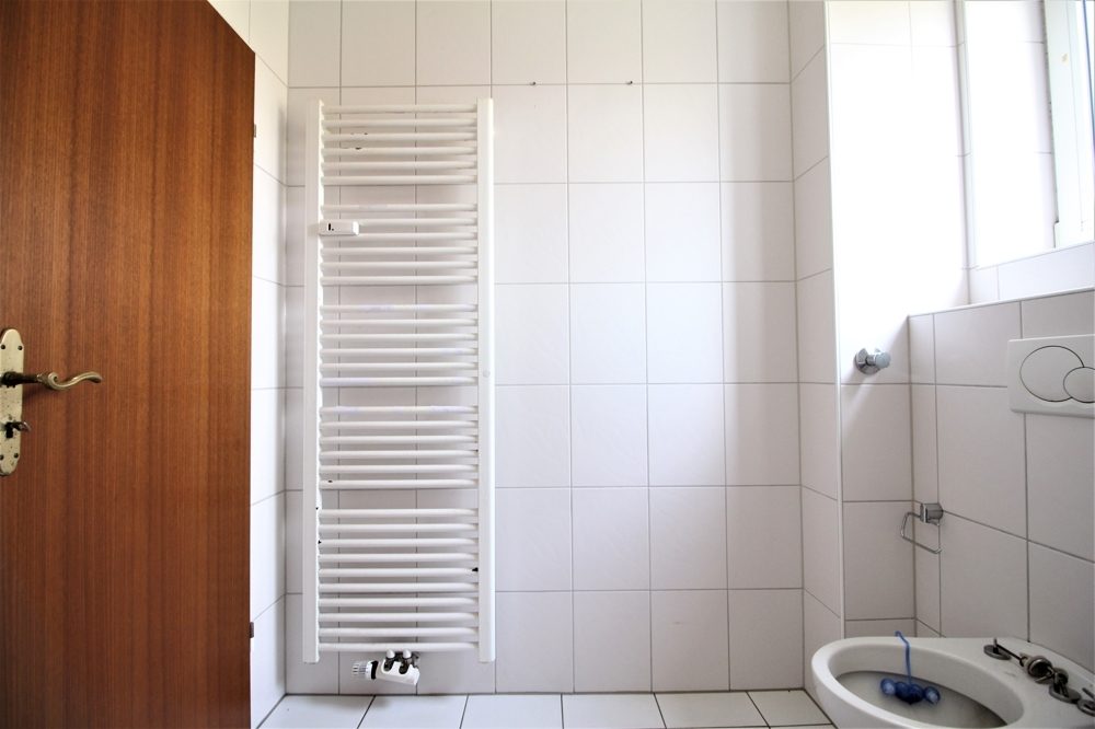 Immobilienangebot - Düsseldorf - Alle - gut geschnittene 2-Zimmerwohnung mit Balkon und Einzelgarage in ruhiger Lage in Düsseldorf-Benrath