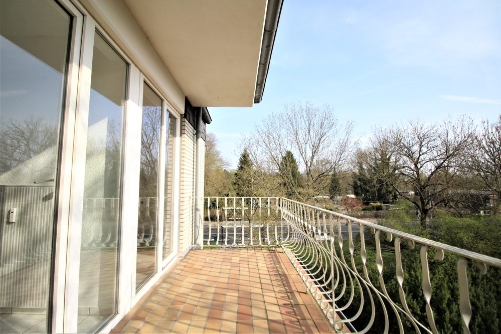 Immobilienangebot - Düsseldorf - Alle - gut geschnittene 2-Zimmerwohnung mit Balkon und Einzelgarage in ruhiger Lage in Düsseldorf-Benrath