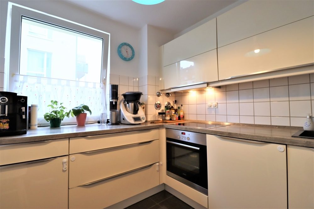 Immobilienangebot - Düsseldorf - Alle - Unterrath: gepflegte 3-Zimmerwohnung im 1.OG mit EBK, TG-Stellplatz und Balkon in ruhiger Lage