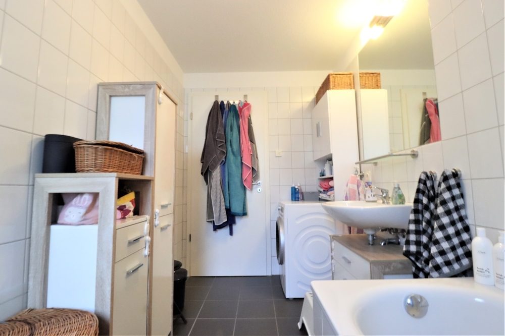 Immobilienangebot - Düsseldorf - Alle - Unterrath: gepflegte 3-Zimmerwohnung im 1.OG mit EBK, TG-Stellplatz und Balkon in ruhiger Lage