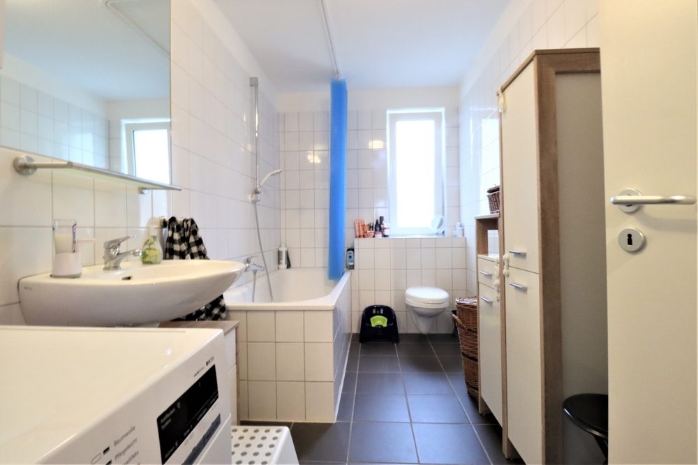 Immobilienangebot - Düsseldorf - Alle - Unterrath: gepflegte 3-Zimmerwohnung im 1.OG mit EBK, TG-Stellplatz und Balkon in ruhiger Lage