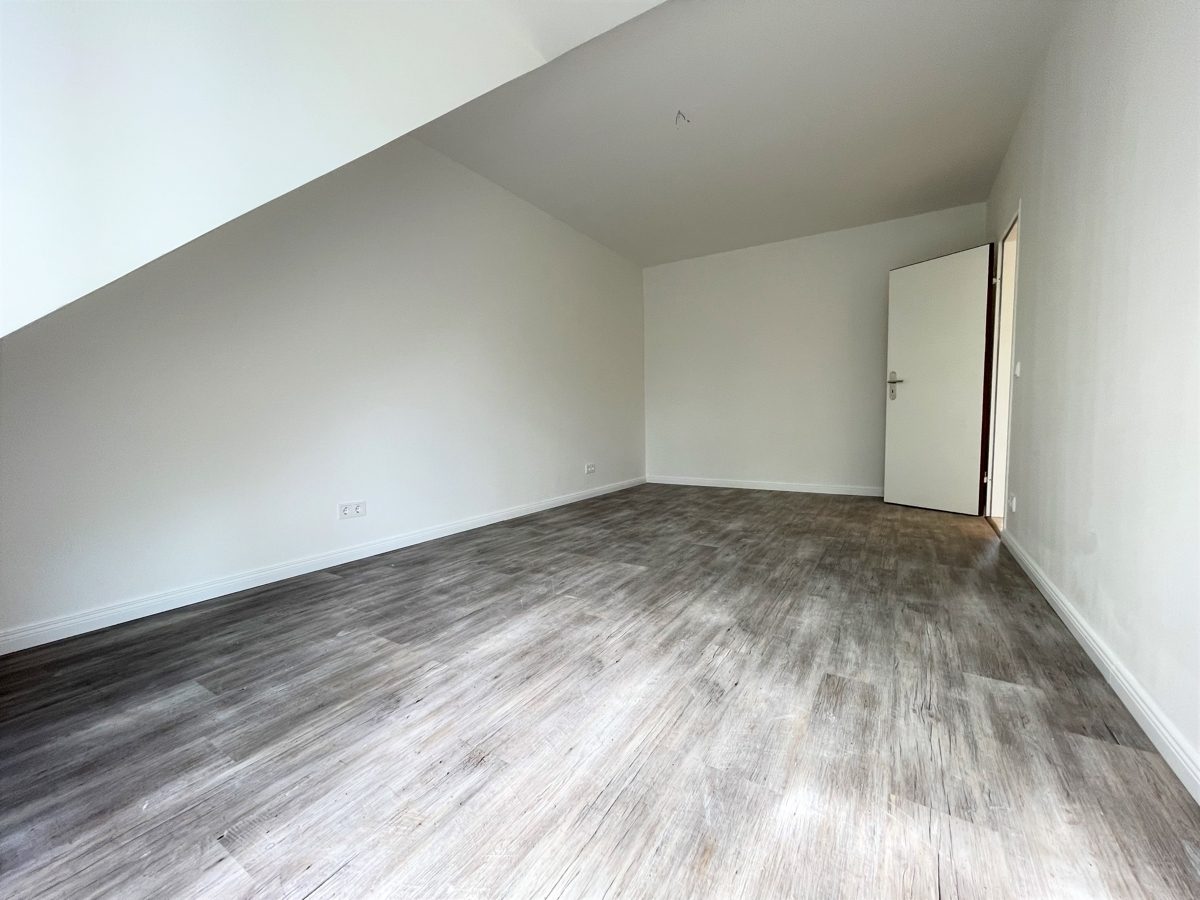 Immobilienangebot - Düsseldorf - Alle - Benrath: frisch renovierte, gut geschnittene 2-Zimmerwohnung mit Balkon in ruhiger Lage!