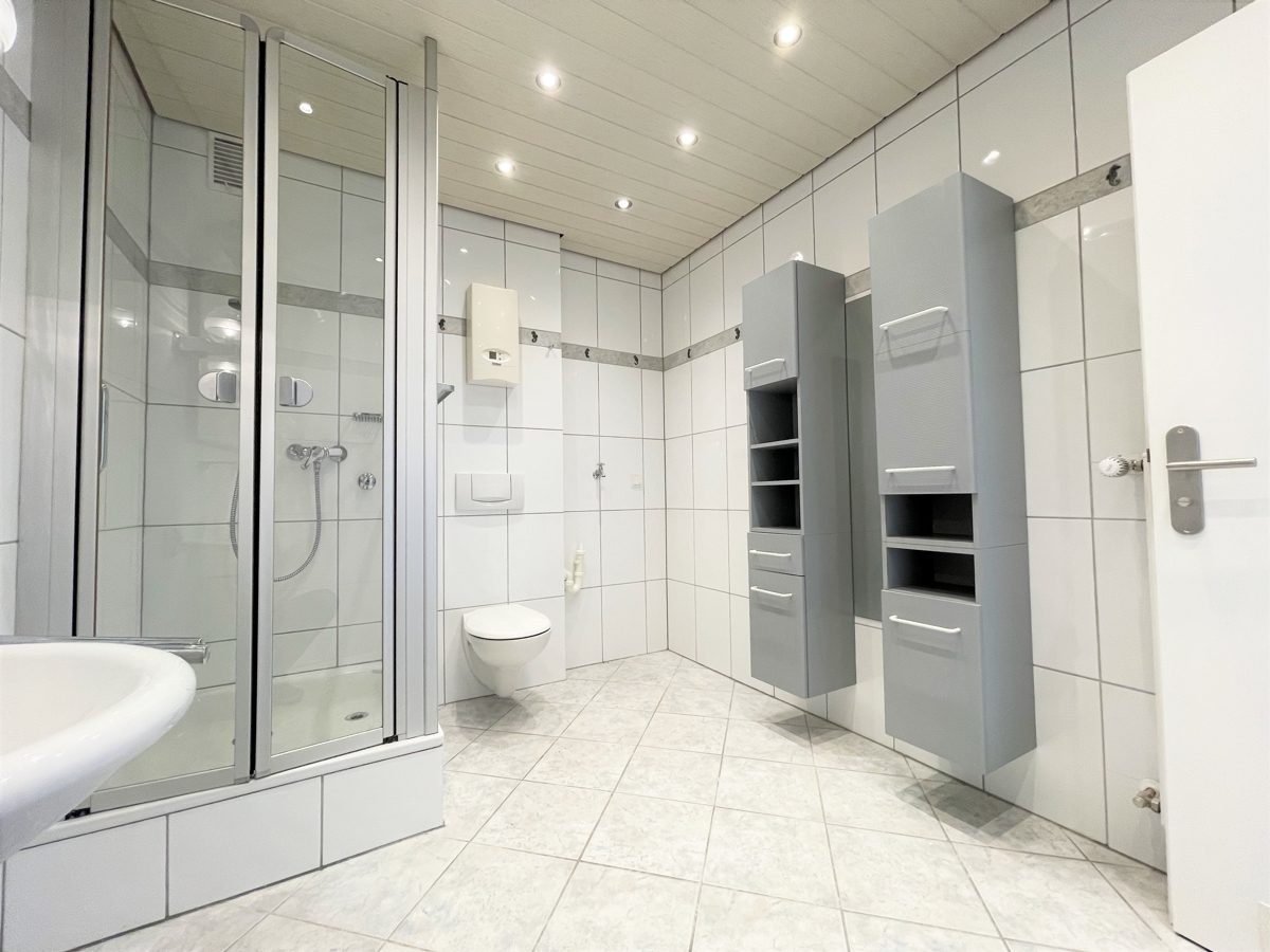 Immobilienangebot - Düsseldorf - Alle - Benrath: frisch renovierte, gut geschnittene 2-Zimmerwohnung mit Balkon in ruhiger Lage!