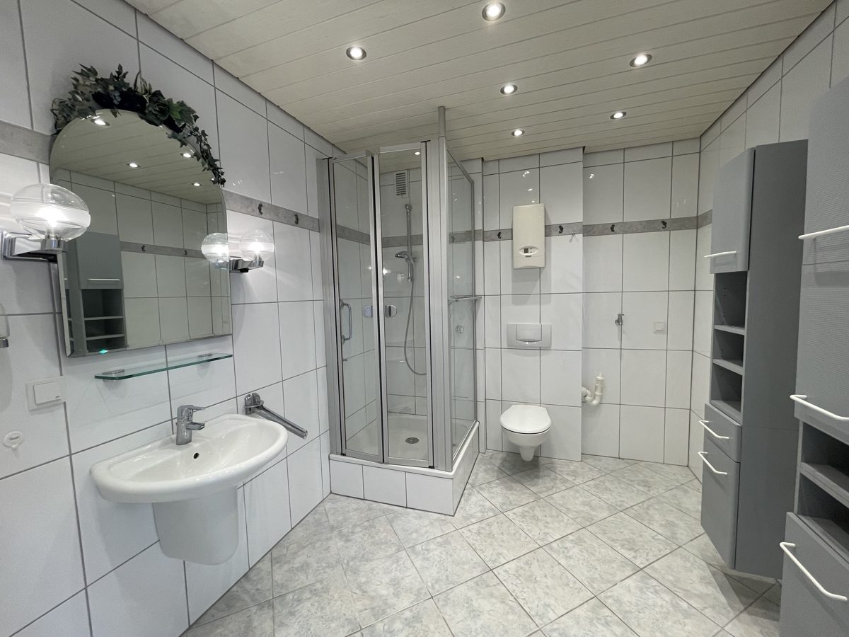 Immobilienangebot - Düsseldorf - Alle - Benrath: frisch renovierte, gut geschnittene 2-Zimmerwohnung mit Balkon in ruhiger Lage!