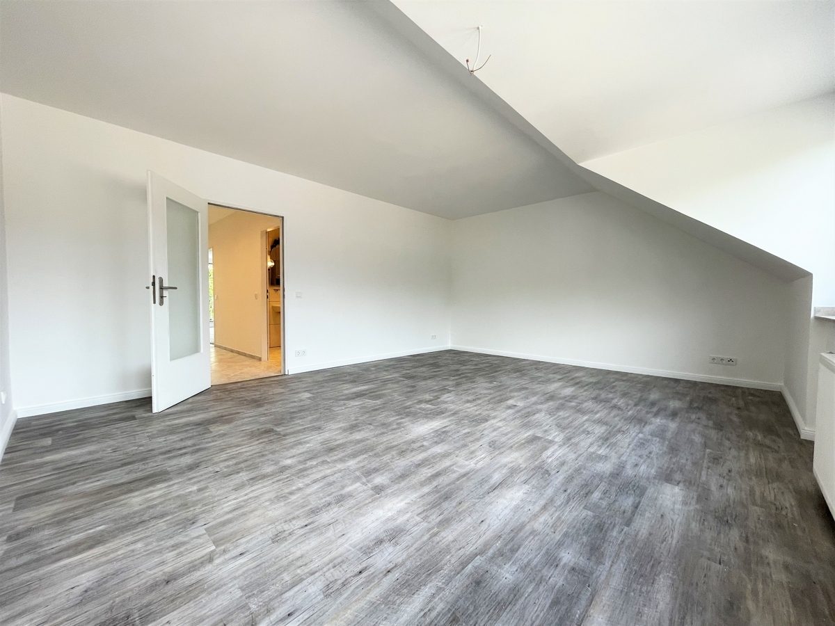 Immobilienangebot - Düsseldorf - Alle - Benrath: frisch renovierte, gut geschnittene 2-Zimmerwohnung mit Balkon in ruhiger Lage!