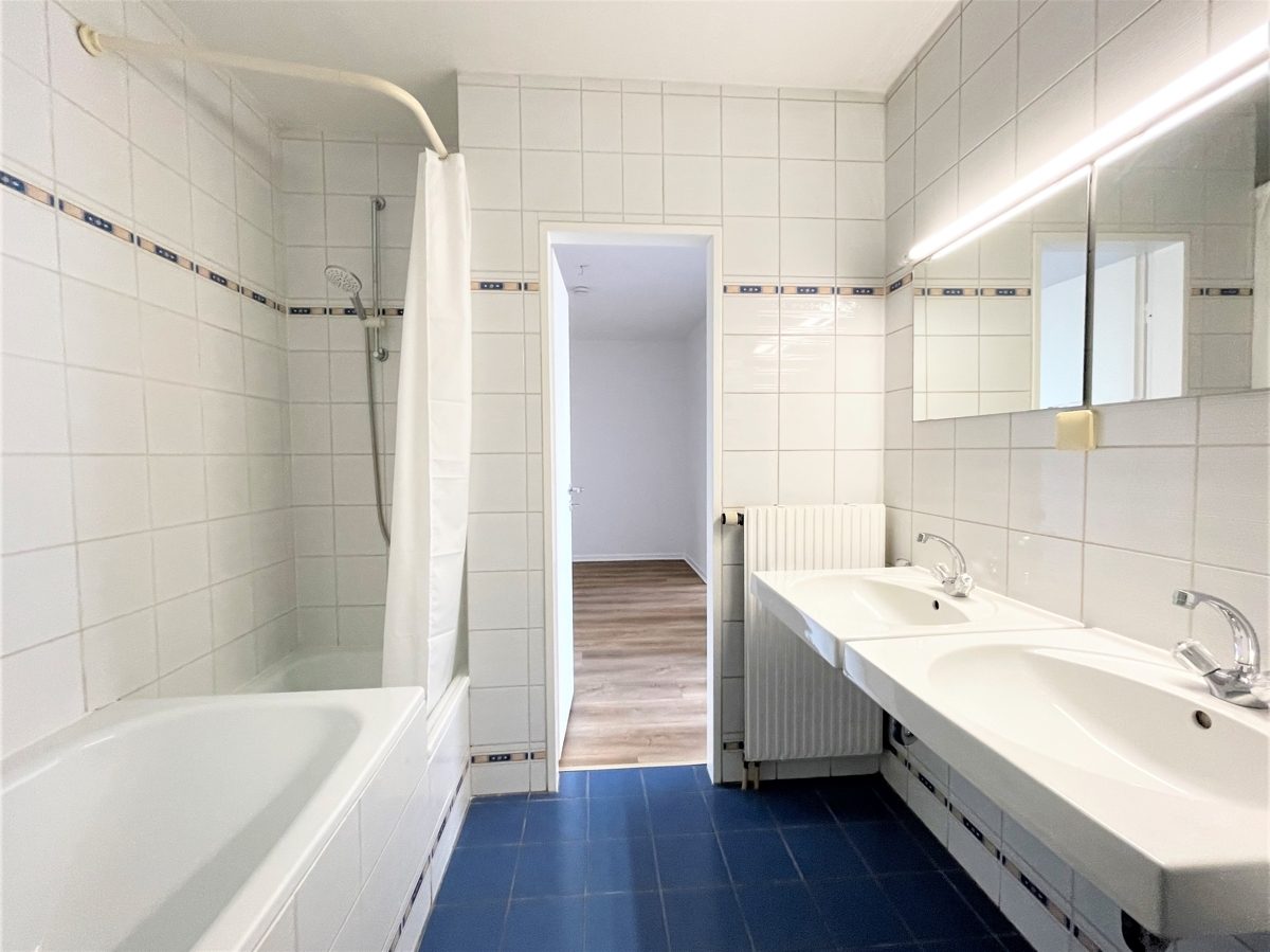 Immobilienangebot - Düsseldorf / Niederkassel - Alle - Schönes Zuhause in Niederkassel: gehobene 2 Zimmer Wohnung, hell, ruhig, 2 Balkone und Tiefgarage