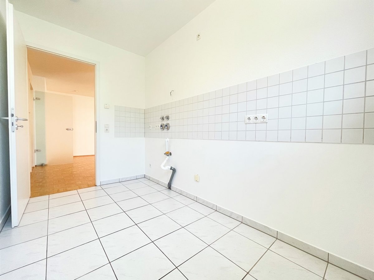 Immobilienangebot - Düsseldorf / Bilk - Alle - Bilk: Gut geschnittene 2-Zimmer Wohnung mit großem Balkon und TG-Stellplatz
