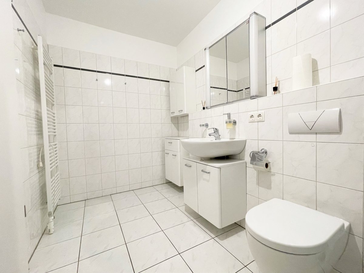 Immobilienangebot - Düsseldorf / Bilk - Alle - Bilk: Gut geschnittene 2-Zimmer Wohnung mit großem Balkon und TG-Stellplatz