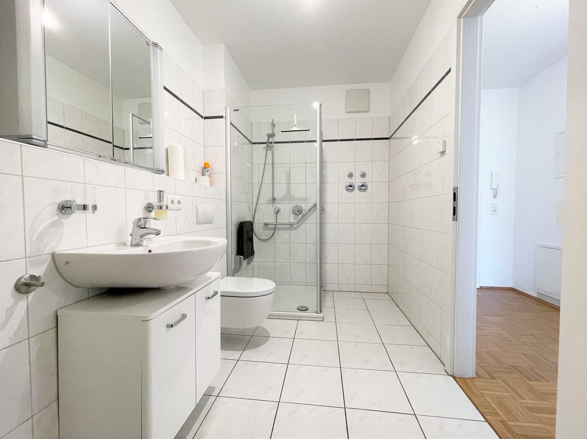 Immobilienangebot - Düsseldorf / Bilk - Alle - Bilk: Gut geschnittene 2-Zimmer Wohnung mit großem Balkon und TG-Stellplatz