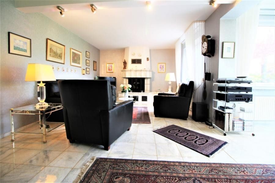 Immobilienangebot - Düsseldorf - Alle - Lierenfeld: Attraktive Doppelhaushälfte mit großem Garten und 2 Garagen