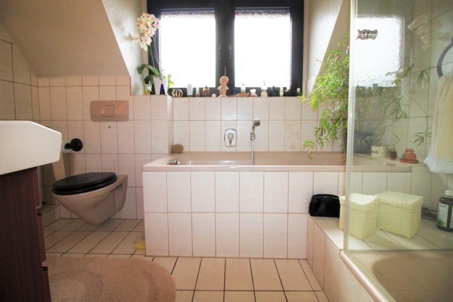 Immobilienangebot - Düsseldorf - Alle - Lierenfeld: Attraktive Doppelhaushälfte mit großem Garten und 2 Garagen