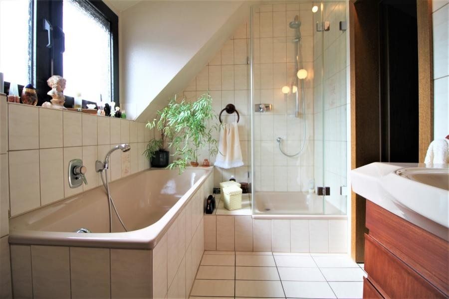 Immobilienangebot - Düsseldorf - Alle - Lierenfeld: Attraktive Doppelhaushälfte mit großem Garten und 2 Garagen