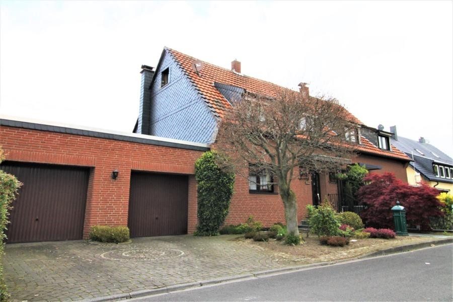 Immobilienangebot - Düsseldorf - Alle - Lierenfeld: Attraktive Doppelhaushälfte mit großem Garten und 2 Garagen