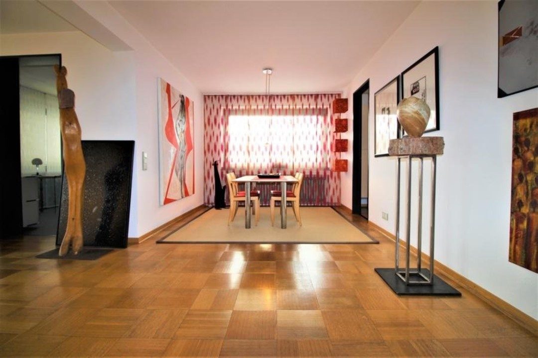 Immobilienangebot - Düsseldorf - Alle - Urdenbach: Attraktive 5 Zimmer mit Terrasse und Garage