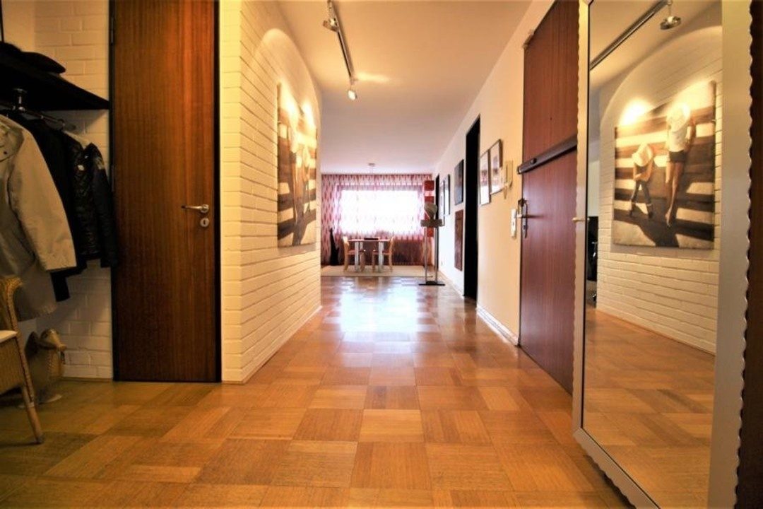 Immobilienangebot - Düsseldorf - Alle - Urdenbach: Attraktive 5 Zimmer mit Terrasse und Garage