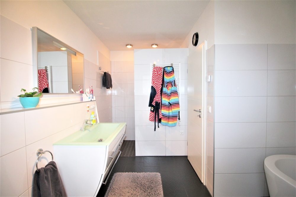 Immobilienangebot - Solingen - Alle - Höhscheid: Neuwertiges und moderne Doppelhaushälfte mit Stellplatz und Terrasse in guter Lage