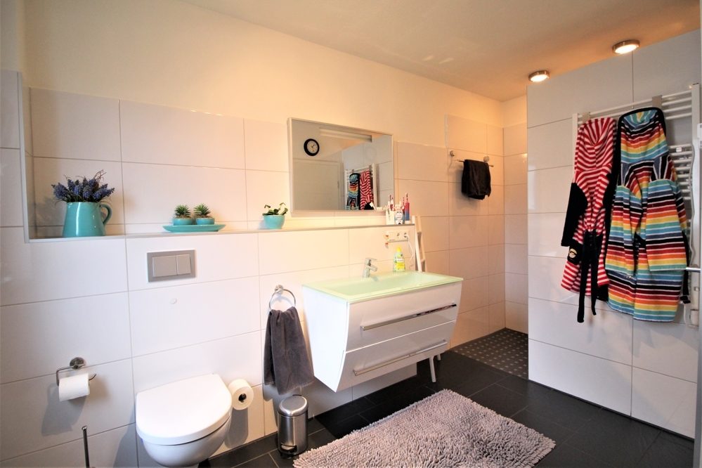 Immobilienangebot - Solingen - Alle - Höhscheid: Neuwertiges und moderne Doppelhaushälfte mit Stellplatz und Terrasse in guter Lage