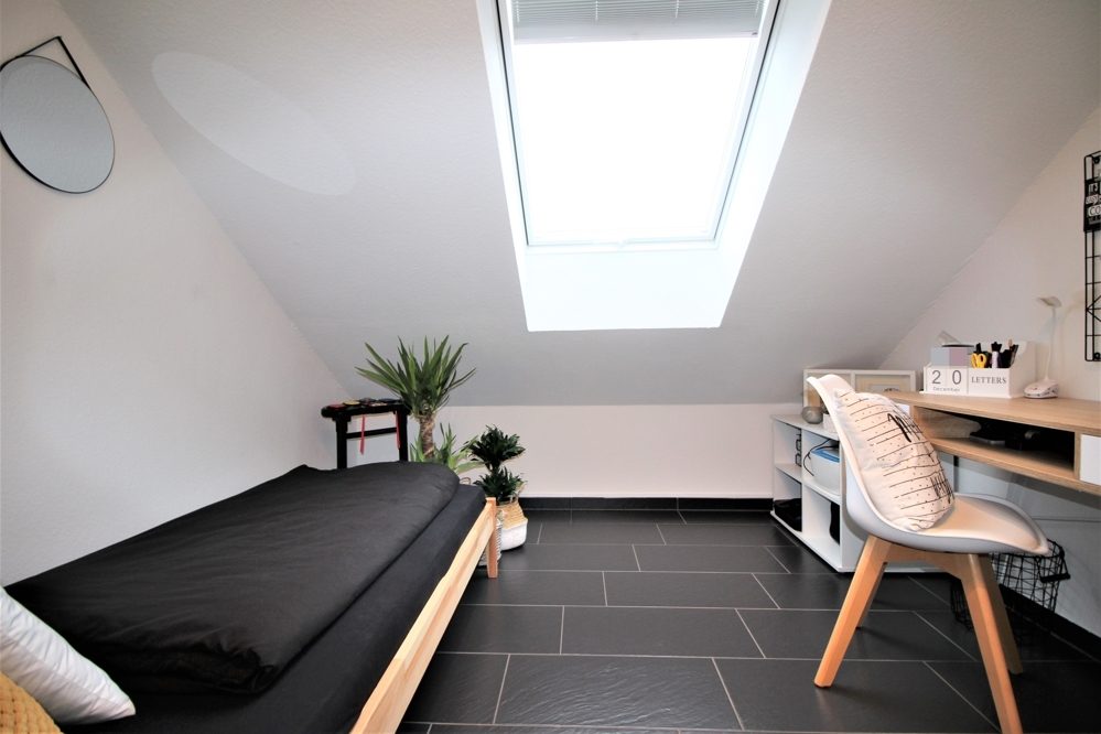 Immobilienangebot - Solingen - Alle - Höhscheid: Neuwertiges und moderne Doppelhaushälfte mit Stellplatz und Terrasse in guter Lage