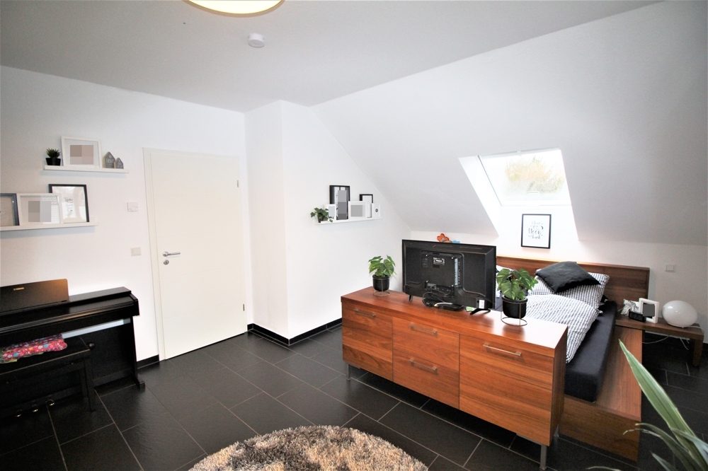 Immobilienangebot - Solingen - Alle - Höhscheid: Neuwertiges und moderne Doppelhaushälfte mit Stellplatz und Terrasse in guter Lage