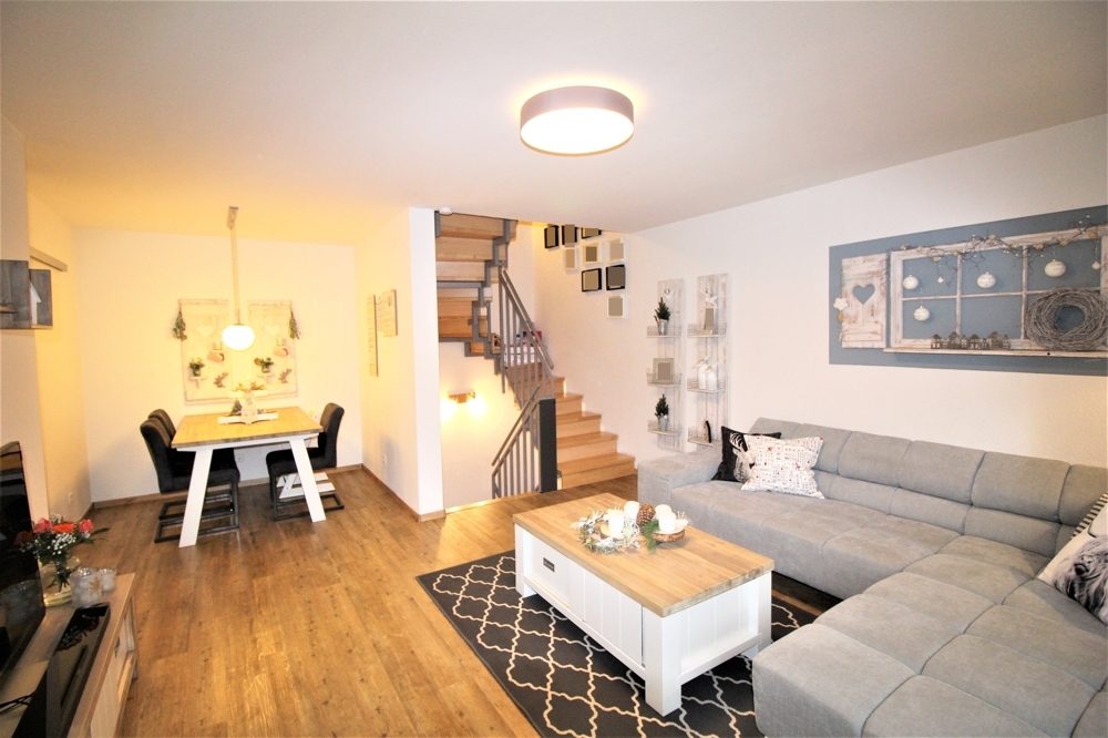 Immobilienangebot - Solingen - Alle - Höhscheid: Neuwertiges und moderne Doppelhaushälfte mit Stellplatz und Terrasse in guter Lage