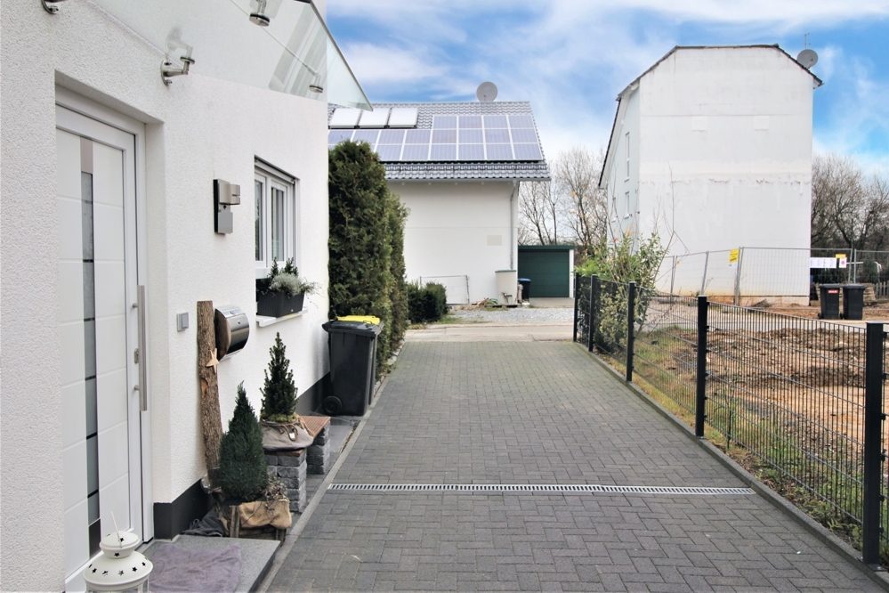 Immobilienangebot - Solingen - Alle - Höhscheid: Neuwertiges und moderne Doppelhaushälfte mit Stellplatz und Terrasse in guter Lage
