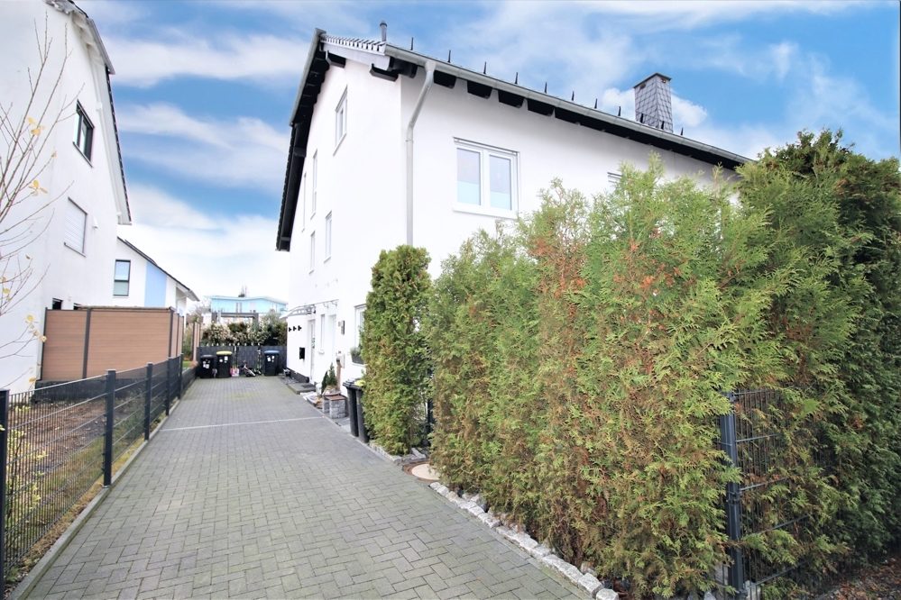 Immobilienangebot - Solingen - Alle - Höhscheid: Neuwertiges und moderne Doppelhaushälfte mit Stellplatz und Terrasse in guter Lage