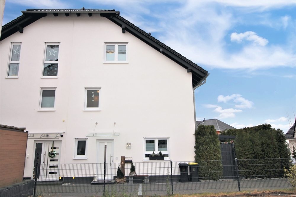 Immobilienangebot - Solingen - Alle - Höhscheid: Neuwertiges und moderne Doppelhaushälfte mit Stellplatz und Terrasse in guter Lage
