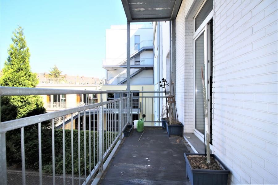 Immobilienangebot - Düsseldorf - Alle - Oberbilk: Sanierungsbedürftige 2-Zimmerwohnung mit Balkon in zentraler Lage