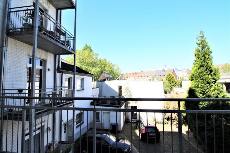 Immobilienangebot - Düsseldorf - Alle - Oberbilk: Sanierungsbedürftige 2-Zimmerwohnung mit Balkon in zentraler Lage