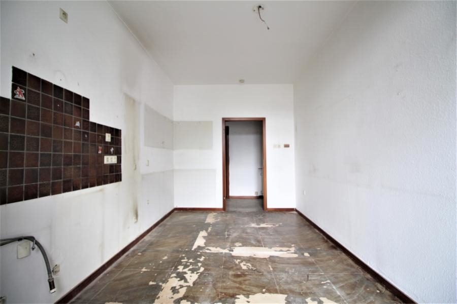 Immobilienangebot - Düsseldorf - Alle - Oberbilk: Sanierungsbedürftige 2-Zimmerwohnung mit Balkon in zentraler Lage