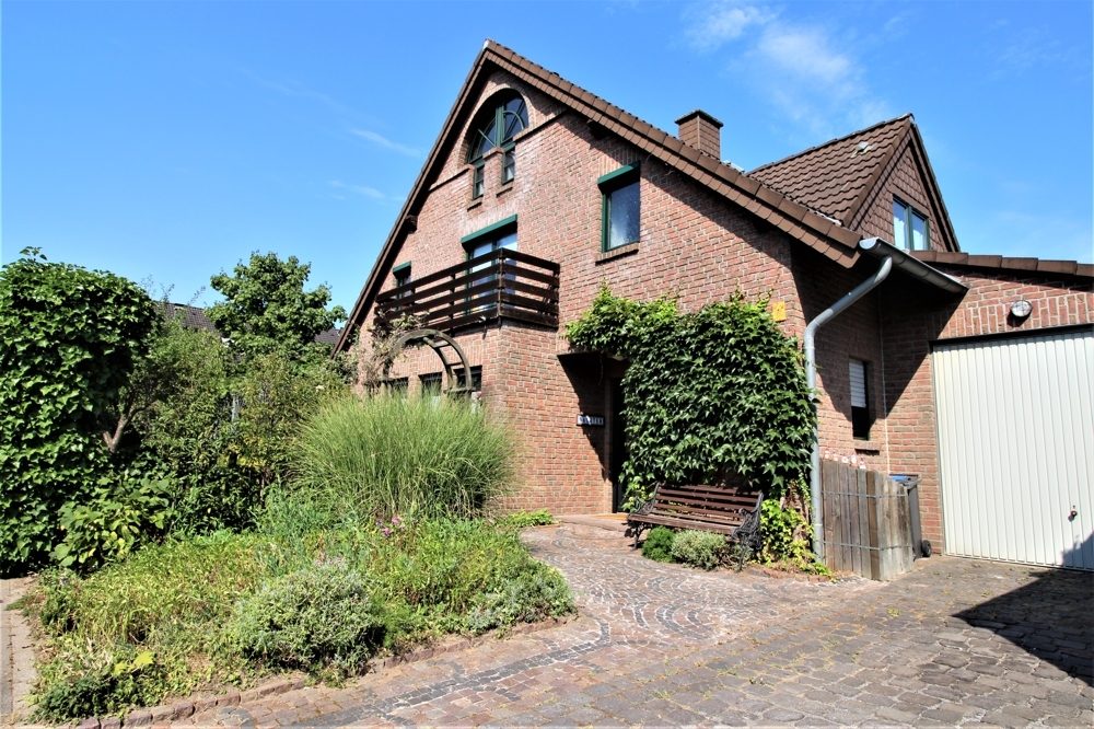 Immobilienangebot - Düsseldorf - Alle - Hellerhof-Ost: Freistehendes und verklinkertes Einfamilienhaus mit großem Garten