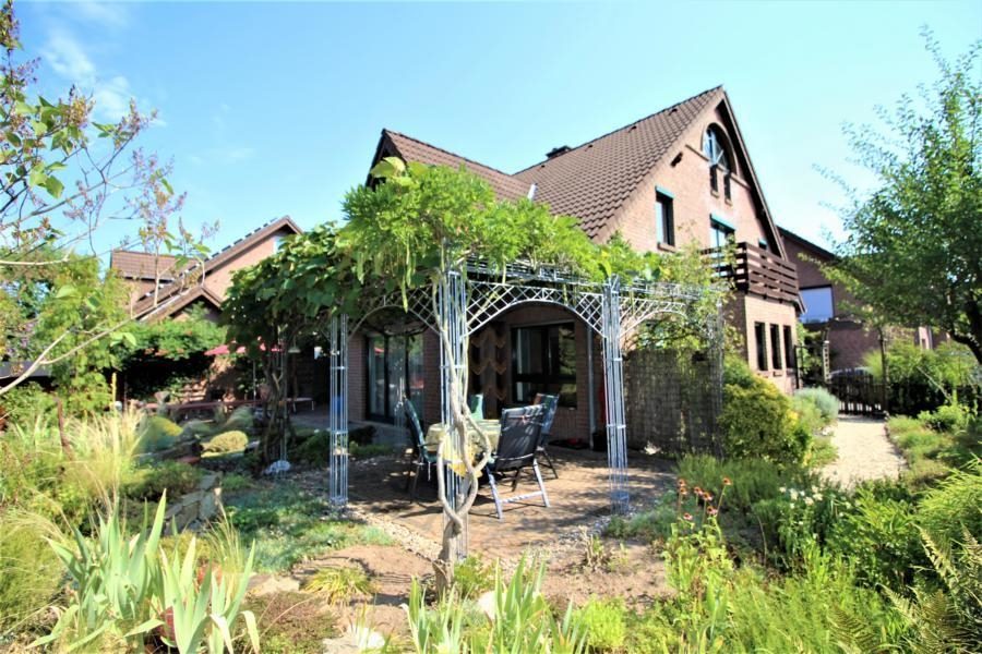 Immobilienangebot - Düsseldorf - Alle - Hellerhof-Ost: Freistehendes und verklinkertes Einfamilienhaus mit großem Garten